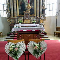 Blumenschmuck in der Kirche