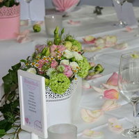 Blumenstecken auf Tisch
