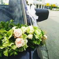 Hochzeitsschmuck auf Auto